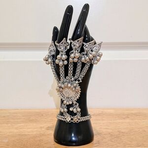 NWT Beckwoman Oxidized Silvertone Chain Bracelet with Rings Hathphool